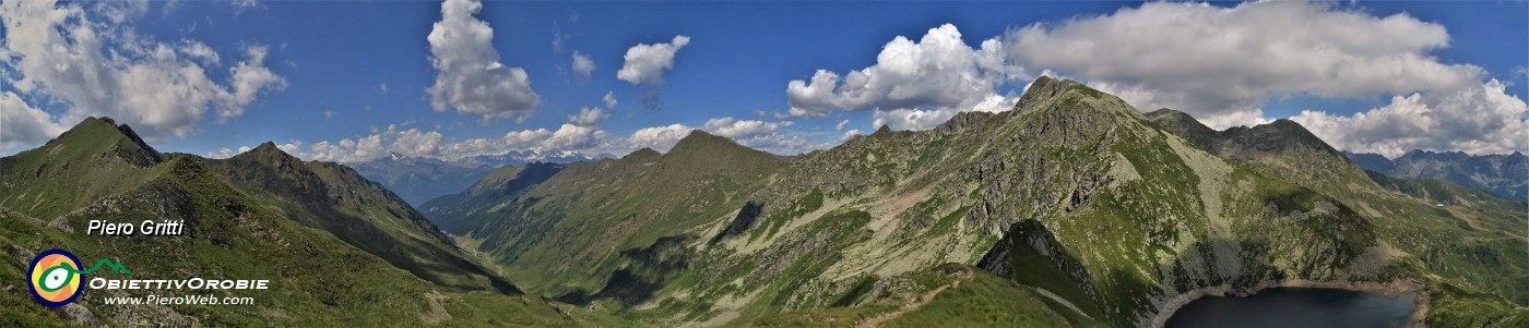 69 Vista panoramica da sopra il Passo di Valcervia verso Corno Stella a dx e Monte Toro a sx.jpg